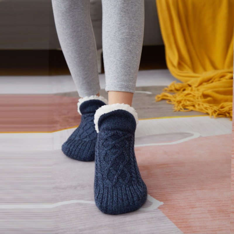 50% RABATT || PamperPuffs™️- Flauschige Pantoffelsocken mit V-Mund