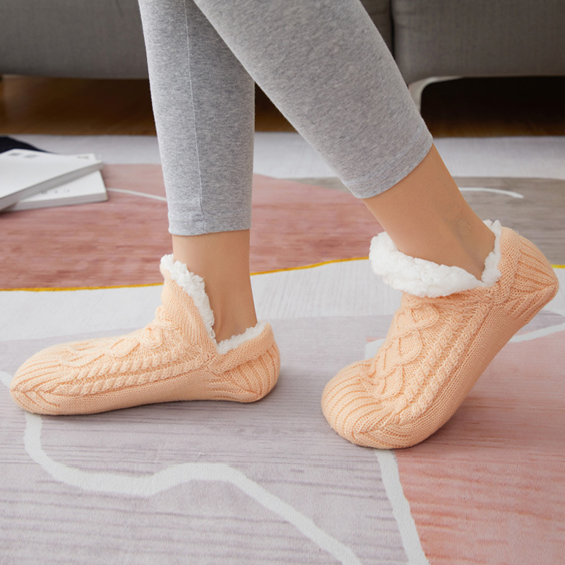 50% RABATT || PamperPuffs™️- Flauschige Pantoffelsocken mit V-Mund