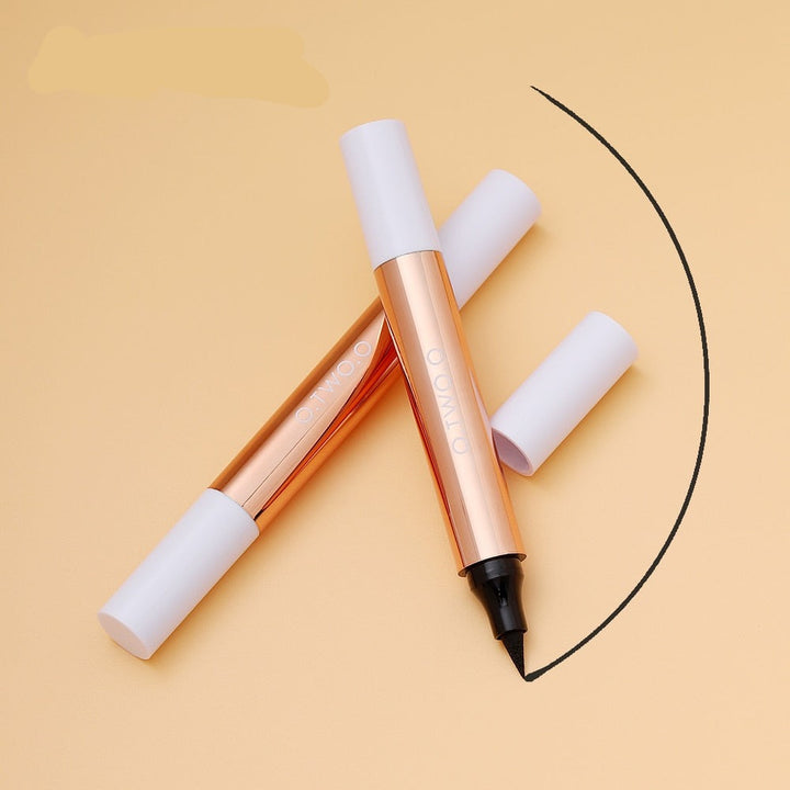 O.TWO.O™ Wasserfester perfekt geschwungener Eyeliner